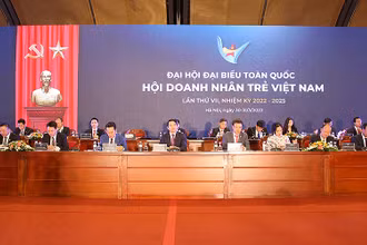 Đoàn Chủ tịch Hội Doanh nhân trẻ Việt Nam điều hành Đại hội.