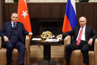 Tổng thống Nga Vladimir Putin (phải) và Tổng thống Thổ Nhĩ Kỳ Recep Tayyip Erdogan (trái) tại cuộc gặp ở Sochi, Nga, ngày 29/9/2021. (Ảnh: AFP/TTXVN)