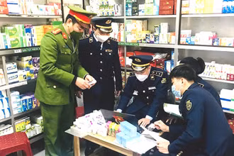 Phát hiện các bộ test nhanh Covid-19 không rõ nguồn gốc tại một cửa hàng kinh doanh vật tư y tế, thuốc ở TP Vinh. (Ảnh: MINH TÂM-ĐỨC VŨ)