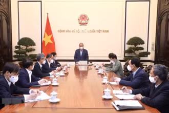 Chủ tịch nước Nguyễn Xuân Phúc chủ trì họp về công tác đưa công dân Việt Nam từ Ukraine về nước. (Ảnh: TTXVN)