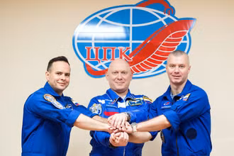 Các phi hành gia người Nga Oleg Artemyev, Denis Matveev và Sergey Korsakov trong cuộc họp báo trước chuyến bay ngày 17/3. Ảnh: Roscosmos.