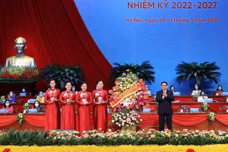 Thủ tướng Phạm Minh Chính tặng hoa chúc mừng Đại hội. (Ảnh: TTXVN)