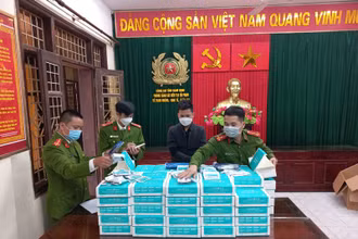 Phòng Cảnh sát Kinh tế, Công an tỉnh Nam Định kiểm tra lô hàng gồm 1.800 bộ kit test nhanh Covid-19 không nguồn gốc, xuất xứ.