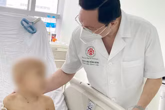 Trung tướng, GS, TS, TTND Mai Hồng Bàng, Giám đốc Bệnh viện Trung ương Quân đội 108 đến thăm và động viên bé M. sau ghép 1 tuần.