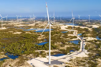 Trang trại điện gió B&T ở vùng cát ven biển phía nam tỉnh Quảng Bình.