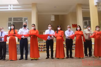 Đại biểu tham dự buổi lễ thực hiện nghi thức cắt băng khánh thành Trường Tiểu học Trà Thị Cụt. 
