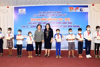 Đồng chí Trương Mỹ Hoa, Nguyên Bí thư Trung ương Đảng, nguyên Phó Chủ tịch nước và đồng chí Hồ Thị Cẩm Đào, Phó Bí thư Thường trực Tỉnh ủy Sóc Trăng trao học bổng cho các em học sinh.