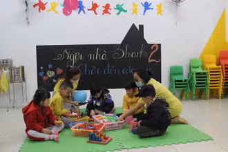 Giáo viên và học sinh Trường mầm non tư thục Hồng Minh, quận Sơn Trà.