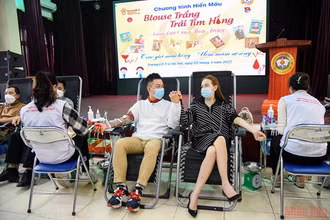 Vợ chồng ca sĩ Tuấn Hưng tham gia hiến máu tại chương trình hiến máu "Blouse-Trái tim hồng”. (Ảnh: THÀNH ĐẠT)