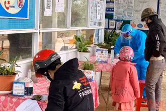 Người dân phường Diên Hồng (thành phố PleiKu) đến Trạm y tế phường khai báo y tế để được hướng dẫn phòng, chống dịch.
