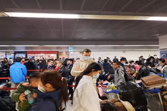 Công dân Việt Nam ở Đông Âu chờ làm thủ tục lên máy bay về nước.
