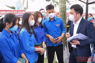 Các nhà tuyển dụng tiếp cận, trao đổi với đoàn viên, thanh niên Thủ đô tại phiên giao dịch việc làm.