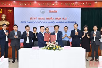 Tổng Biên tập Lê Quốc Minh và Giám đốc Đại học Quốc gia Hà Nội Lê Quân ký kết hợp tác. (Ảnh: Đăng Khoa)