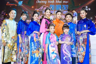 Nhà thiết kế Việt Hùng (ngoài cùng bên trái) cùng các người mẫu trình diễn bộ sưu tập áo dài. (Ảnh: Nhà thiết kế cung cấp)