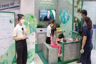 Người dân Thành phố Hồ Chí Minh tham gia Ngày hội tái chế với chủ đề "Mẹ ơi! Con muốn sống xanh".