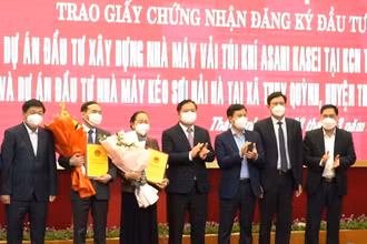 Trao giấy chứng nhận đăng ký đầu tư cho hai dự án lớn tại Thái Bình.