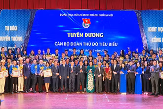 Các đồng chí đại diện lãnh đạo các ban, bộ, ngành, đoàn thể cùng 91 cán bộ Đoàn Thủ đô tiêu biểu năm 2021.