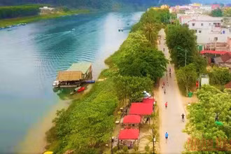 Đường chạy ven sông Son mùa này rất đẹp.