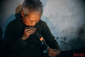 Chuyện người thợ "bán hơi" bên bễ đỏ lửa