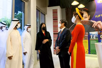 Đại sứ Việt Nam tại UAE Nguyễn Mạnh Tuấn cùng Giám đốc Nhà Triển lãm Việt Nam Phùng Thị Thanh Thủy vinh dự tiếp kiến Ngài Sheikh Mohammed bin Rashid al Maktoum, Quốc vương Dubai, Phó Tổng thống kiêm Thủ tướng UAE đến thăm Nhà Triển lãm Việt Nam nhân Ngày Quốc tế Phụ nữ. (Ảnh: EXPO 2020 Dubai)