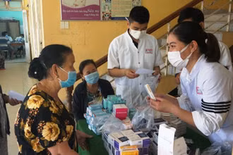 Các thầy thuốc trẻ khám bệnh cho người dân. (Ảnh: Bệnh viện cung cấp)