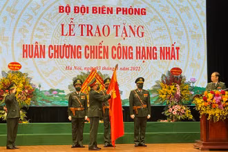 Thượng tướng Hoàng Xuân Chiến, Ủy viên Trung ương Đảng, Thứ trưởng Quốc phòng trao Huân chương cho các tập thể, cá nhân thuộc Bộ đội Biên phòng.