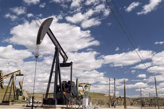 EIA đã nâng dự báo giá dầu Brent lên mức 116 USD/thùng trong quý II/2022. Ảnh: Reuters