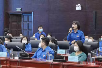 Đại biểu thanh niên nêu ý kiến tại buổi đối thoại.