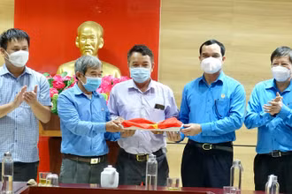 Lãnh đạo Tổng Liên đoàn Lao động Việt Nam và tỉnh Quảng Ngãi trao cờ Tổ quốc cho đại diện ngư dân Lý Sơn.