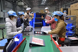 Công nhân Công ty TNHH Deli Việt Nam, Khu công nghiệp Yên Phong, Bắc Ninh làm việc. 