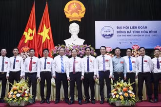 Các đồng Ủy viên Ban Chấp hành nhiệm kỳ thứ nhất của Liên đoàn bóng đá Hòa Bình.