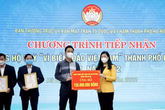 Đại diện Ủy ban Mặt trận Tổ quốc Việt Nam thành phố Hà Nội tiếp nhận ủng hộ từ Đoàn thanh niên.