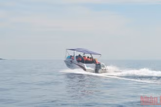 Ca nô vận chuyển hành khách hoạt động trên tuyến đường thủy nội địa đảo Lớn - đảo Bé, huyện đảo Lý Sơn (Quảng Ngãi).