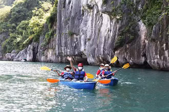 Khách du lịch quốc tế trong tour du lịch tham quan chèo thuyền kayak tại Vịnh Hạ Long. (Ảnh NGHĨA HIẾU)