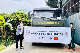 KOICA bàn giao 200 nghìn hộp an toàn cho Viện Vệ sinh dịch tễ Trung ương.