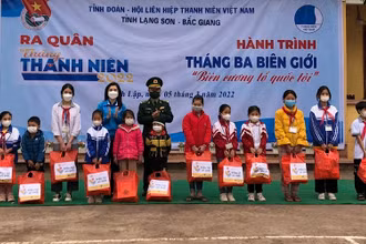 Đại diện lãnh đạo tỉnh Đoàn Lạng Sơn và Bộ chỉ huy Bộ đội biên phòng tỉnh tặng quà cho các em có hoàn cảnh khó khăn tại xã Bính Xá, huyện Đình Lập.