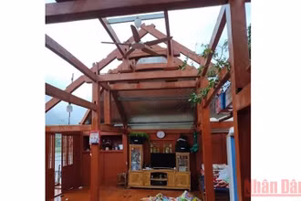 Một ngôi nhà sàn tại huyện Văn Chấn (Yên Bái) bị lốc mất mái.