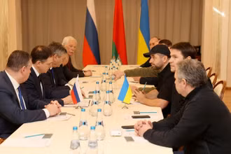 Đại diện phái đoàn Nga và Ukraine tham gia đàm phán tại khu vực Gomel, Belarus ngày 28/2/2022. (Ảnh: BelTA/REUTERS)