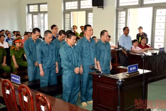 Các bị cáo trong vụ án buôn lậu xăng, dầu bị Tòa án nhân dân tỉnh Bình Thuận đưa ra xét xử năm 2018. (Ảnh: Đình Châu)