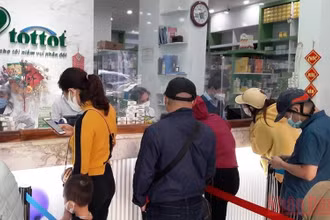 Người dân Thanh Hóa xếp hàng mua thuốc, vật tư y tế.