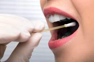 Xét nghiệm Covid-19 qua nước bọt nhanh hơn và an toàn hơn ngoáy mũi