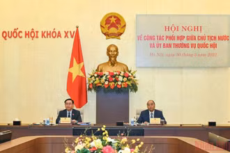 Chủ tịch nước Nguyễn Xuân Phúc và Chủ tịch Quốc hội Vương Đình Huệ tại hội nghị. (Ảnh: Duy Linh)