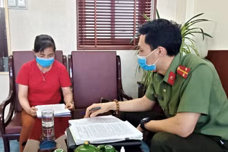 Công an tỉnh Quảng Ninh làm việc với đối tượng có hành vi quảng cáo thực phẩm chức năng, phụ gia thực phẩm không phù hợp quy định. (Ảnh: HOÀNG QUỲNH)