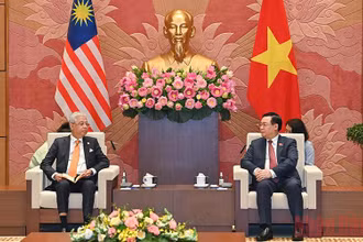 Chủ tịch Quốc hội Vương Đình Huệ và Thủ tướng Malaysia Dato’ Sri Ismail Sabri bin Yaakob. (Ảnh: Duy Linh)