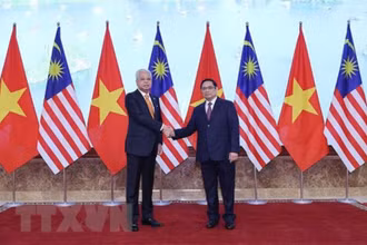 Thủ tướng Phạm Minh Chính và Thủ tướng Malaysia Dato’ Sri Ismail Sabri bin Yaakob chụp ảnh chung. (Ảnh: TTXVN)