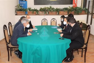 Thương vụ Sứ quán Việt Nam tại Italy làm việc với ngân hàng Banca di Credito Popolare tại Napoli liên quan vụ 100 container hạt điều xuất khẩu. (Ảnh: TTXVN)