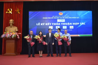 Đại diện 4 đơn vị tham gia ký kết. (Ảnh: SƠN BÁCH)