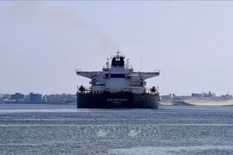 Tàu hàng di chuyển qua kênh đào Suez, Ai Cập ngày 30/3/2021. (Ảnh: AFP/TTXVN)