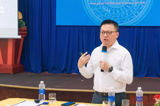 Đồng chí Lê Quốc Minh báo cáo chuyên đề về “Chuyển đổi số trong báo chí”.