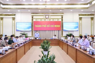 Các đại biểu dự phiên họp về tình hình kinh tế-văn hóa-xã hội, quốc phòng-an ninh và thu chi ngân sách Thành phố Hồ Chí Minh. 